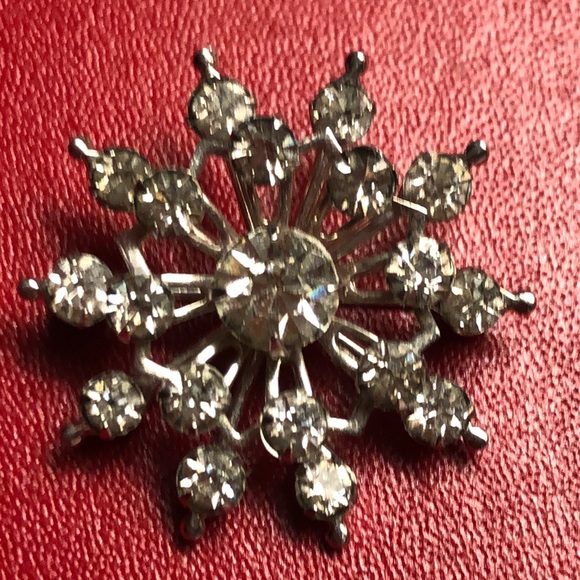 Vintage snowflake prong set Rhinestone brooch. - Picture 5 of 8